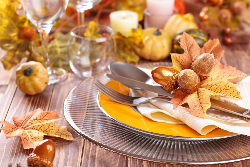Thanksgiving tablescape ideas - Dinnerware w/ metallic accents